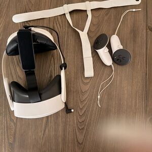 VR Headset with Controllers - White Meta Quest 3S with Battery Pack/Head Strap